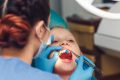 Las manchas en los dientes de los niños pueden revelar futuras caries y fracturas