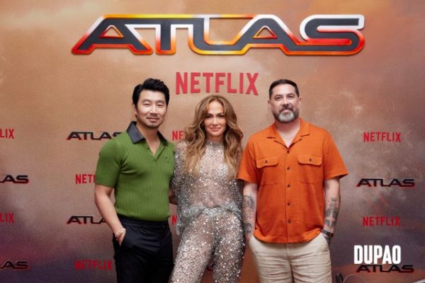 Jennifer Lopez se inspiró en Sarah Connor y más detalles sobre la película Atlas