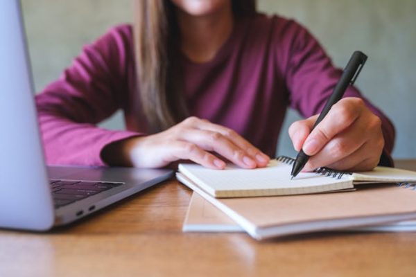 Escribir a mano y hacer pausas ayuda a recordar