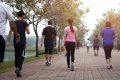 Confirmado: caminar 10 000 pasos diarios es lo ideal, pero también depende de cómo los demos