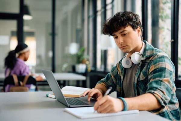¿Quién (no) usa ChatGPT en la universidad? El papel de la brújula ética