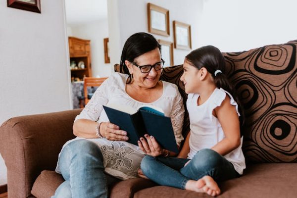 Guardianes del legado: cuando los abuelos cuidan de los nietos
