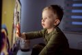Efectos de las pantallas en niños pequeños: la importancia de lo que ven y cómo lo ven